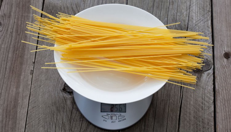 Pasta op weegschaal - hoeveel pasta per persoon koken?