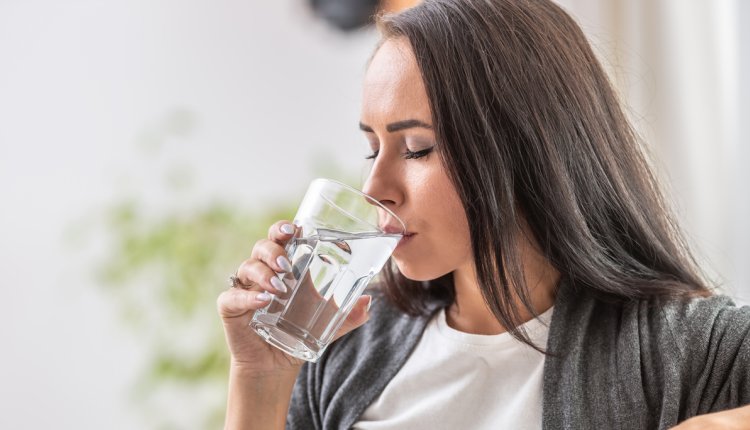 vrouw drinkt water