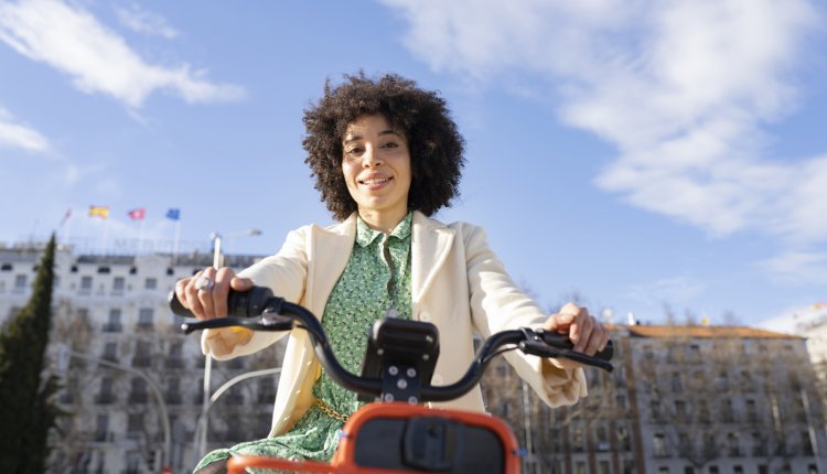 vrouw op e-bike