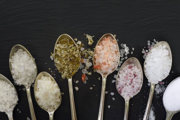 Verschillende soorten zout op lepels