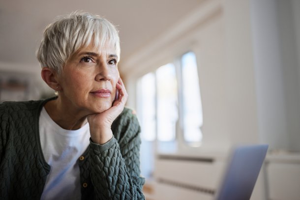 Vrouw achter de laptop kijkt zorgelijk