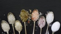 Verschillende soorten zout op lepels