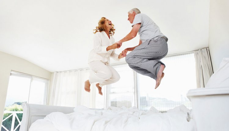Ouder stel springt op bed