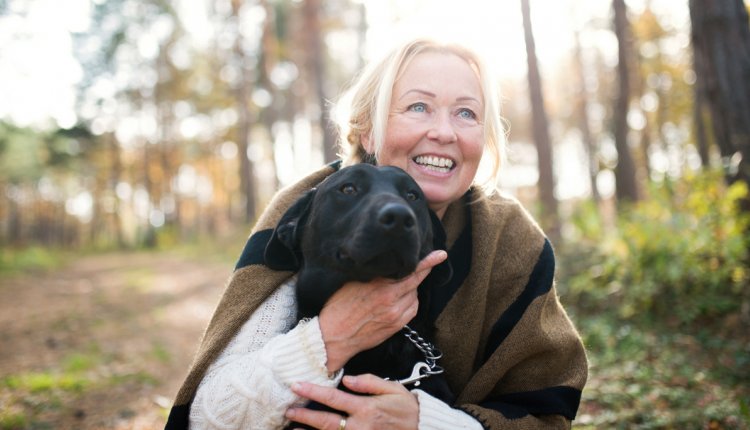 Vrouw knuffelt haar hond