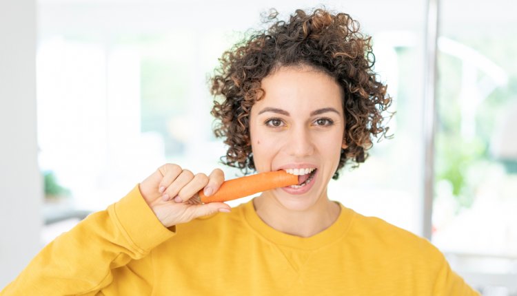 Vrouw eet wortel