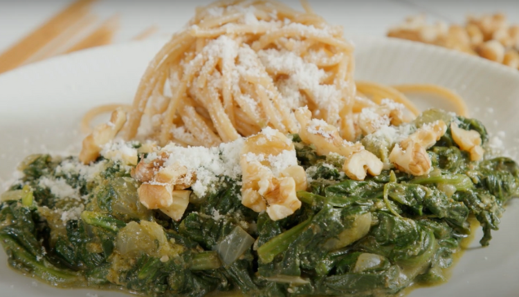 Een bord pasta pesto met spinazie