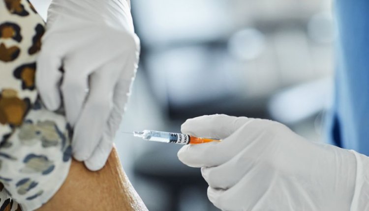 Een persoon krijgt een vaccinatie in de bovenarm