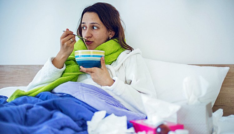 Vrouw verkouden eet soep