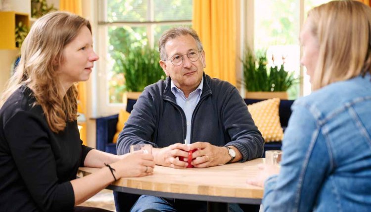 Experts voeren gesprek met patiënt