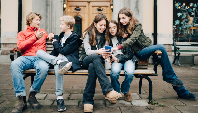 Groep tieners op een bankje