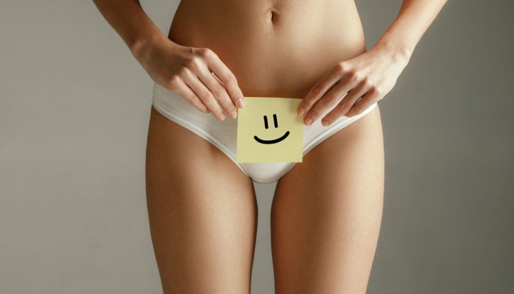 Vrouw in ondergoed met bordje met smiley