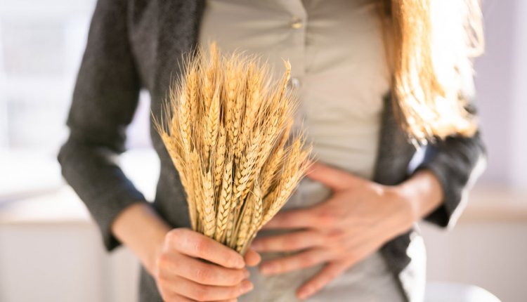 Vrouw met maagklachten door gluten