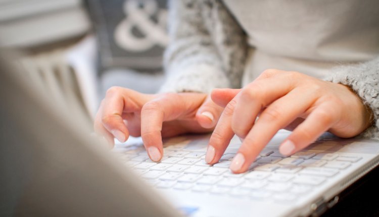 Vrouwenhanden op het toetsenbord van een computer