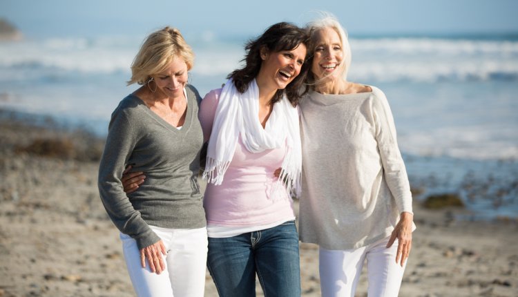 vrouwen die lachen en wandelen