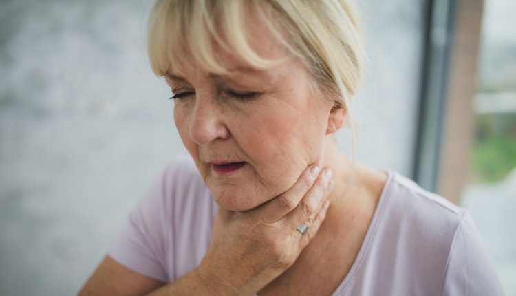 Vrouw met kriebel in de keel