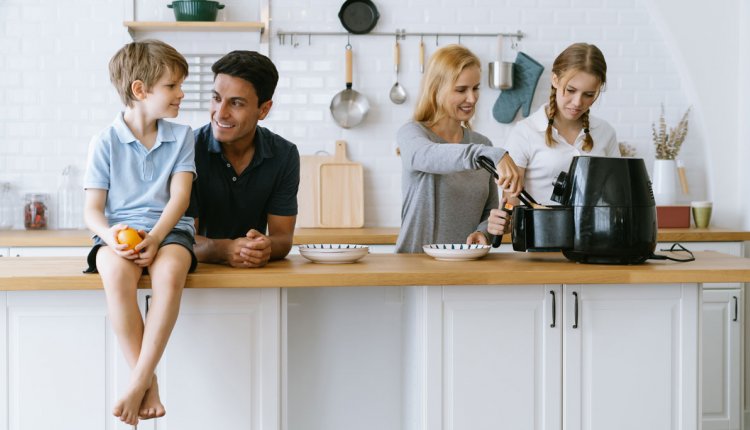 Gezind in keuken met airfryer