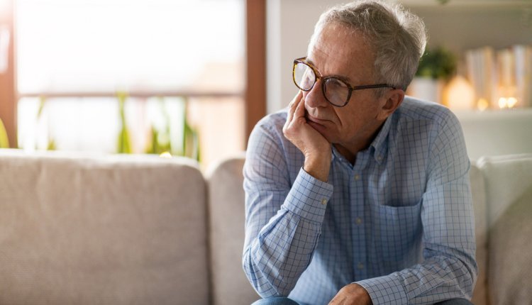 Zorgelijke man met vraag voor arts