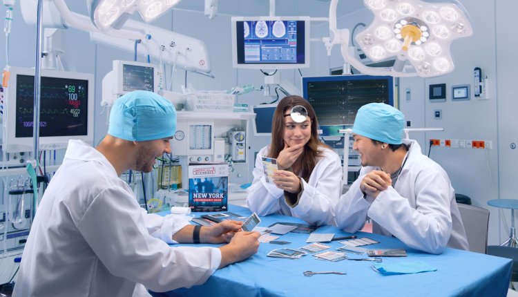 Mensen verkleed als dokter die medical mysteries spelen