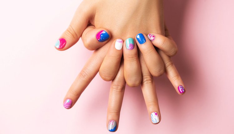 Handen met gelnagels