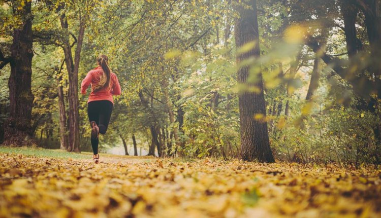 Vrouw hardlopend in de herfst