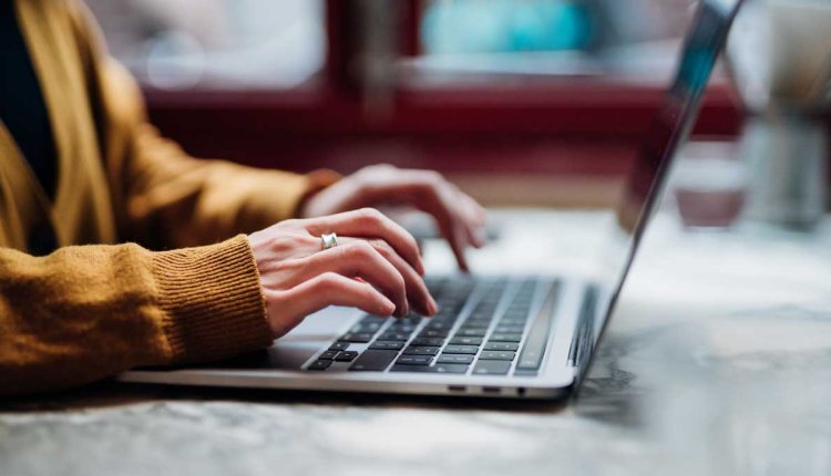 vrouw achter laptop