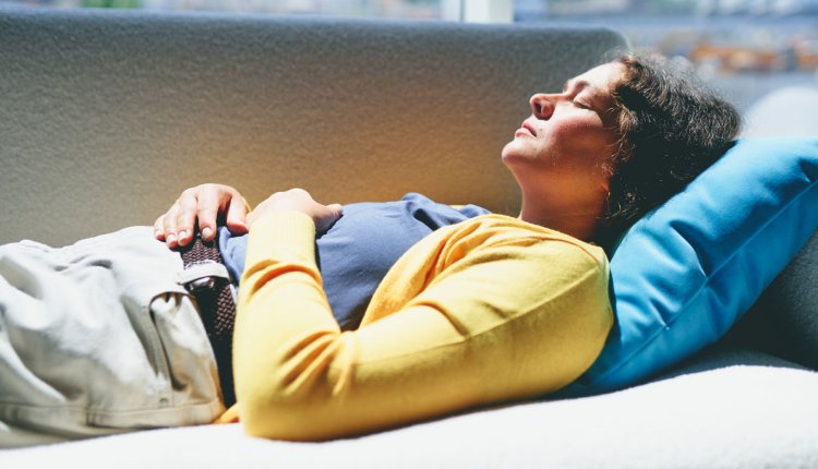 Vrouw ligt op de bank