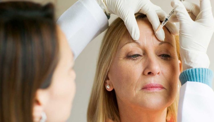 Vrouw krijgt botox in fronsrimpel