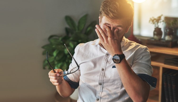 Man heeft bril afgezet om in zijn ogen te wrijven