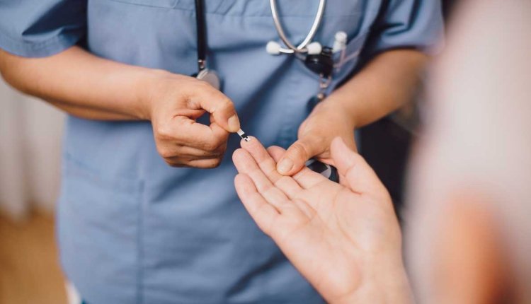 bloedsuiker meten door vingerprik bij dokter