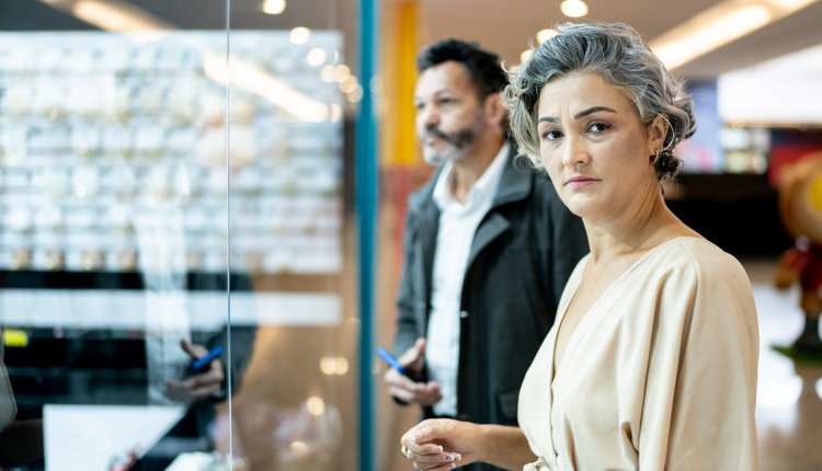 vrouw bij etalage