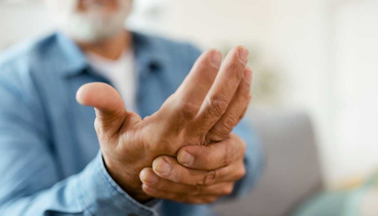 Man met pijn aan zijn hand