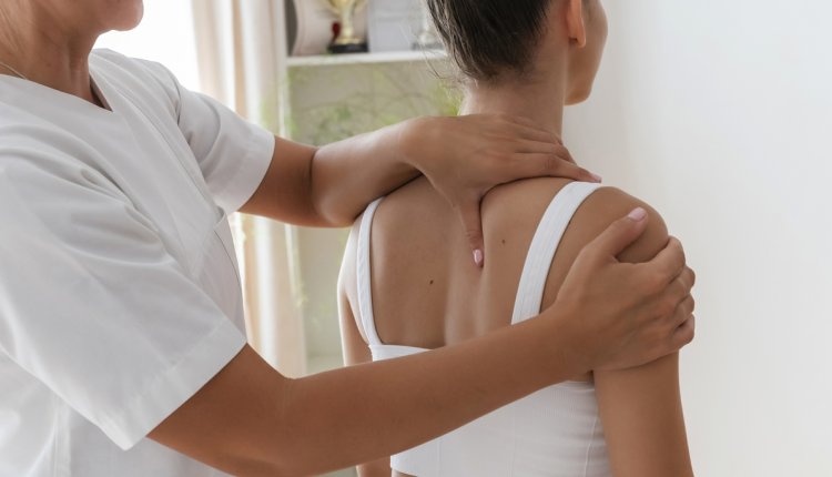 osteopaat behandelt vrouw bij pijn aan schouder