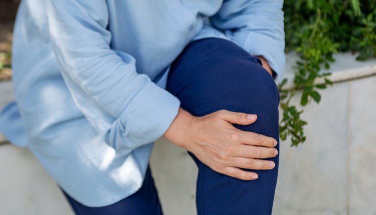 vrouw heeft pijn aan knie