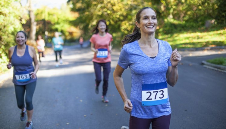vrouw rent halve marathon
