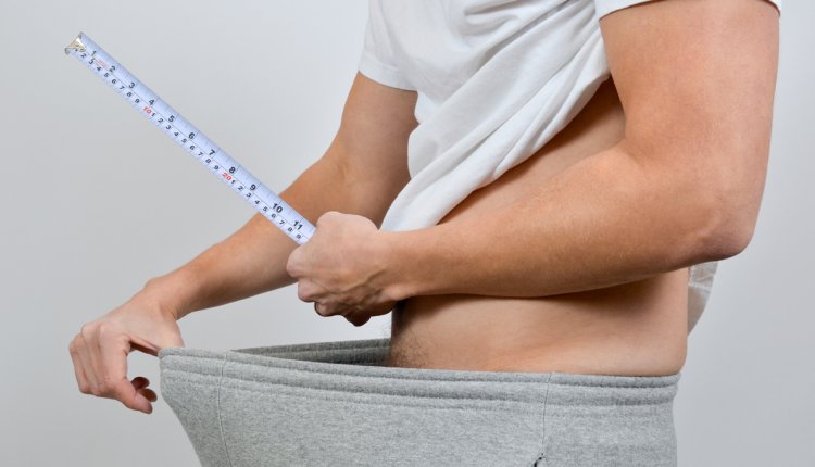 Man meet de lengte van zijn penis met een centimeter