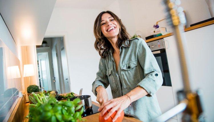 vrouw in de keuken maakt soep