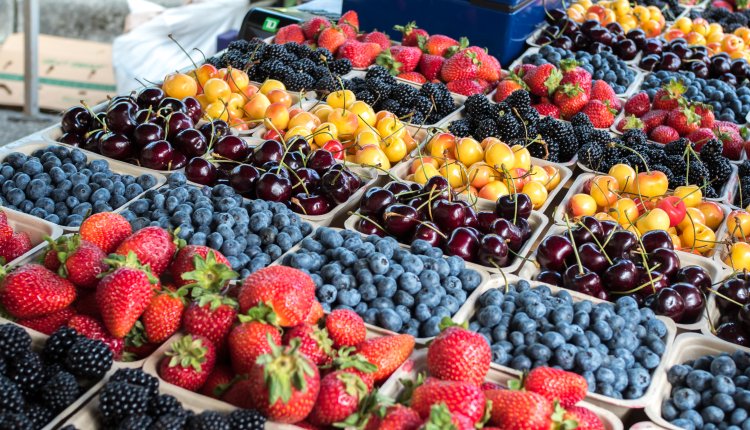 Verschillende soorten fruit in bakjes bij de groentenwinkel