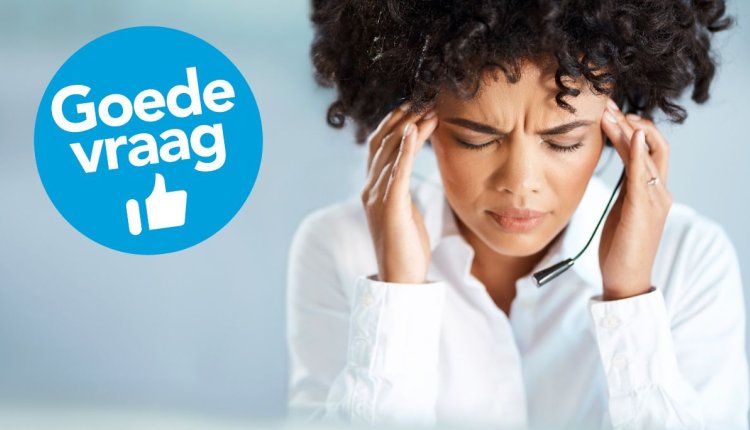 Vrouw wrijft met haar handen haar slapen. Ze heeft stress en hoofdpijn.