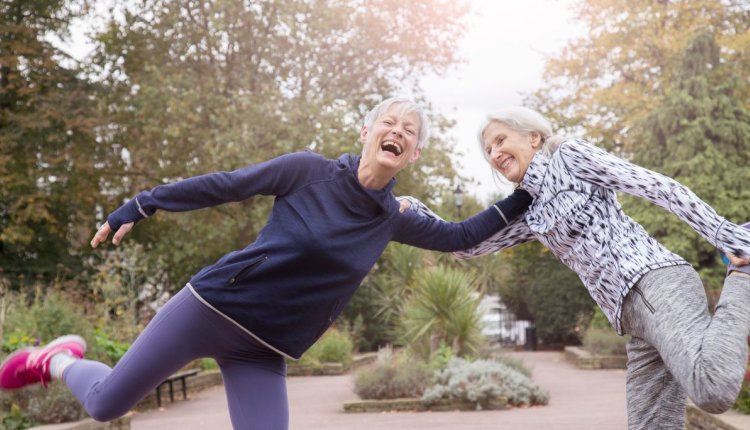 2 oude vrouwen sporten in park en doen gek