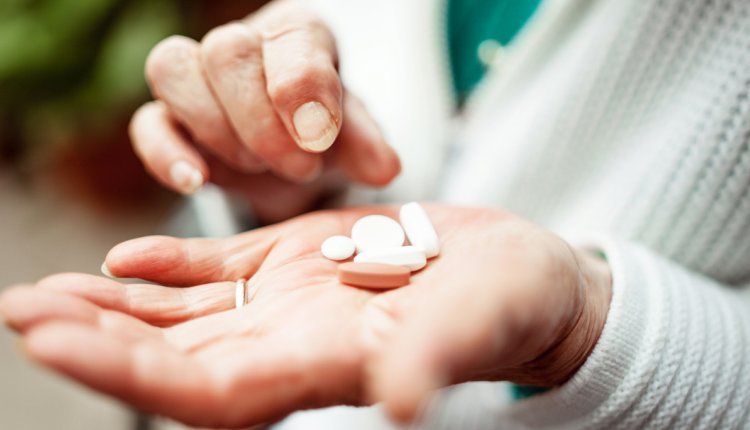 Vrouw slikt medicatie