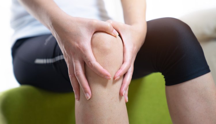 vrouw met artrose in knie