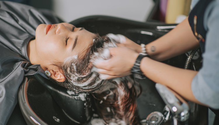 vrouw krijgt japanese head spa
