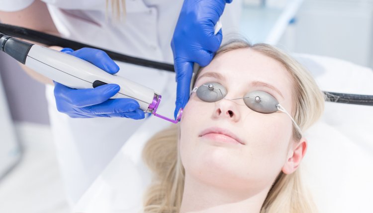 vrouw krijgt laserbehandeling