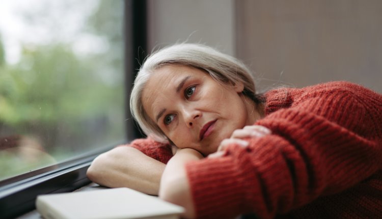 verdrietige oudere vrouw