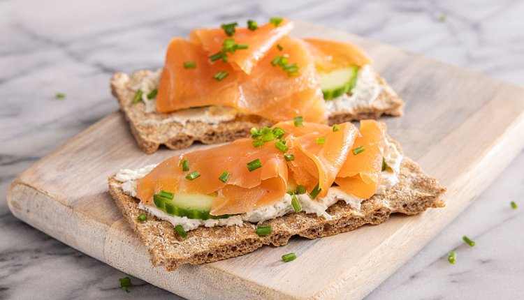Gerookte zalm op een cracker met bieslookkaas