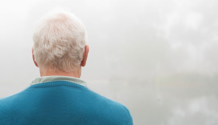 Man met zijn hoofd in de mist
