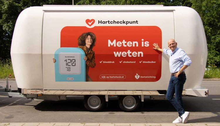 Directeur van de Hartstichting Hans Snijder bij de Hartcheckbus