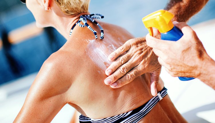 zonnebrandcreme insmeren