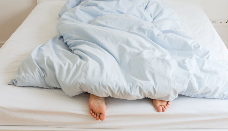 Vrouw ligt in bed