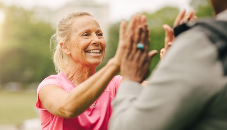 vrouw geeft high five